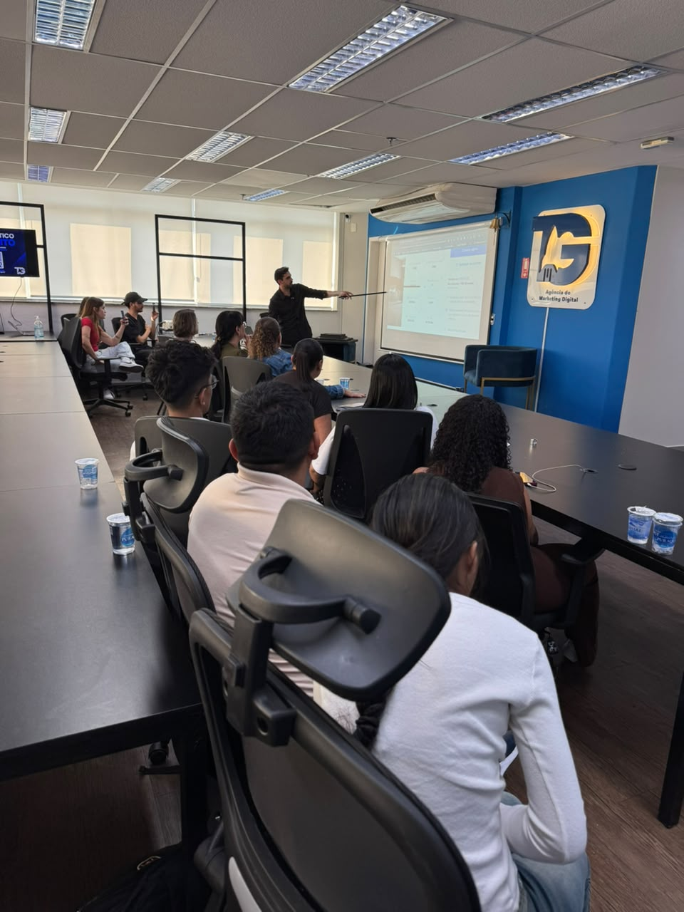 Instrutor do Grupo TG apresentando estratégias de marketplace para a plateia