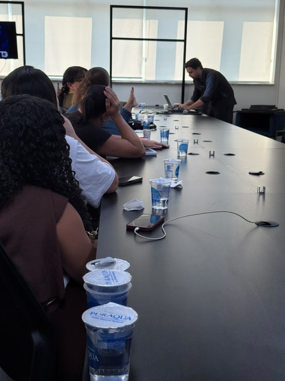 Participantes reunidos na mesa durante a imersão do Grupo TG